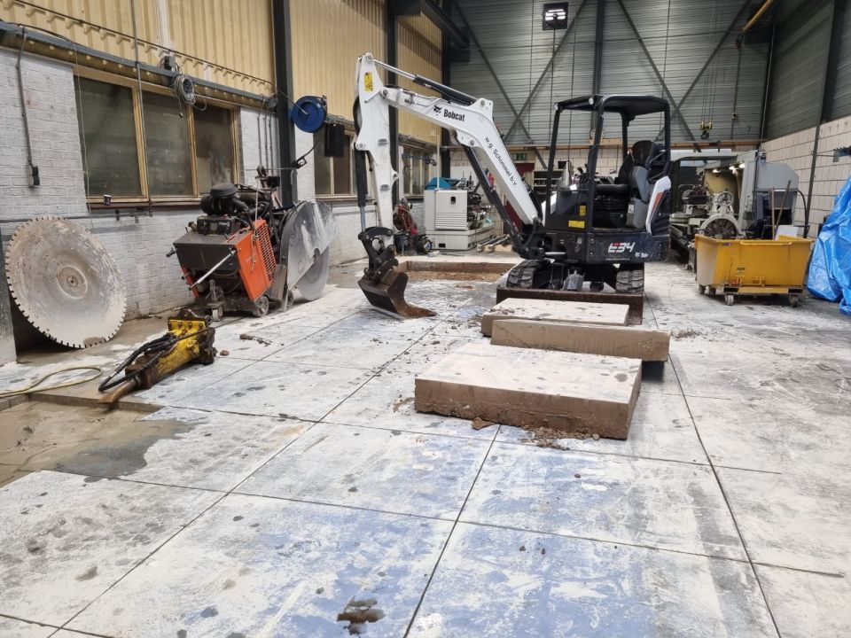 Verwijderen betonvloer incl. plaatsen betonringen voor nieuwe machinefundatie