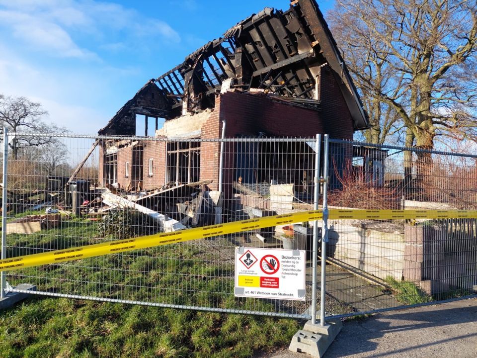Totaalsloop door brand verwoeste boerderij Klarenbeek